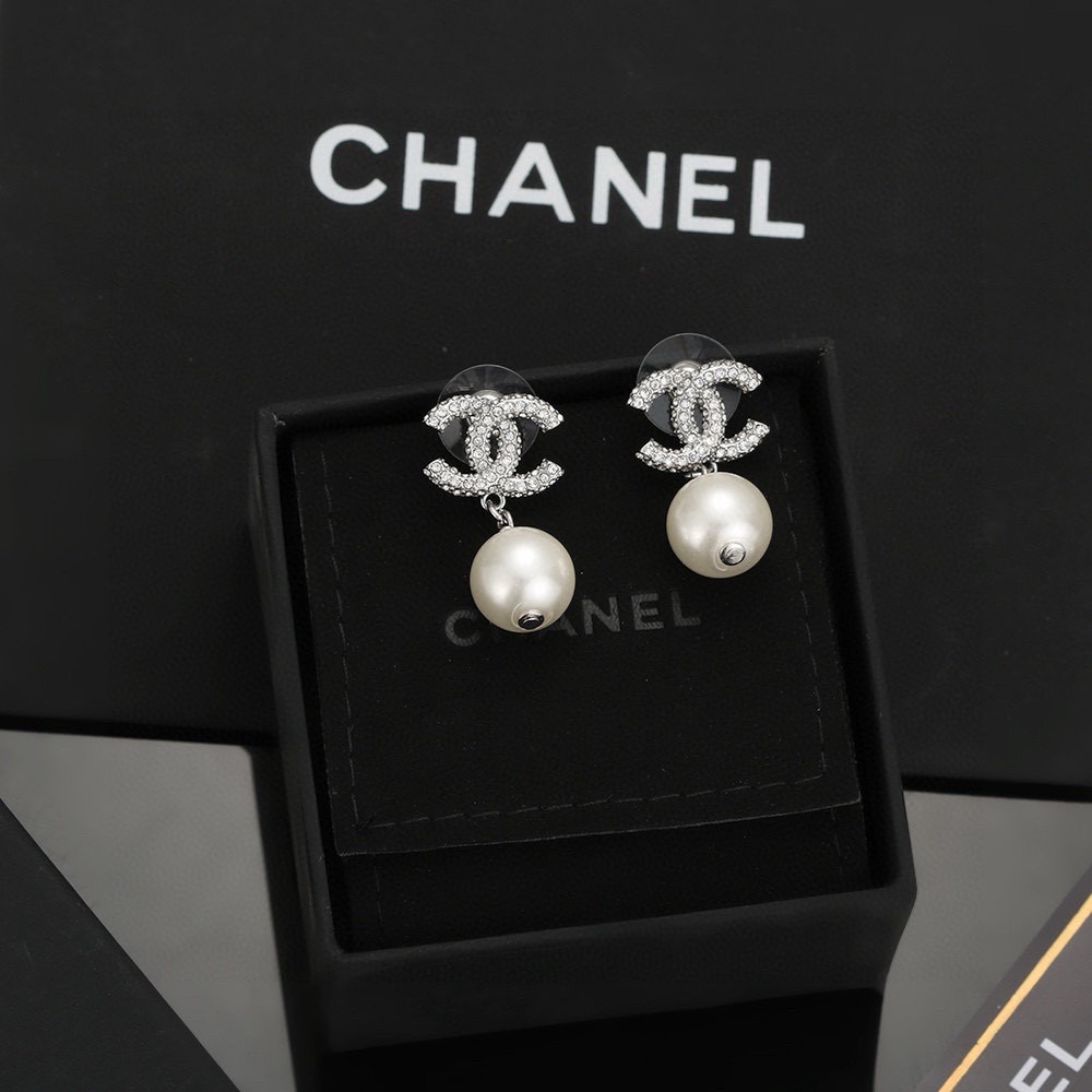 Chanel Silver Pearl Earrings ✨